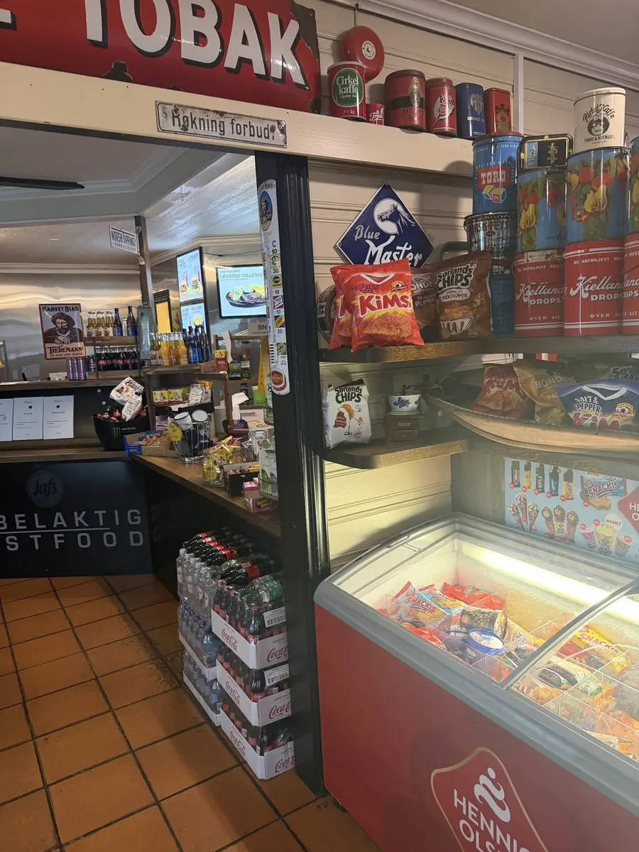 Kiosk-hylle med snacks og nostalgiske boksar