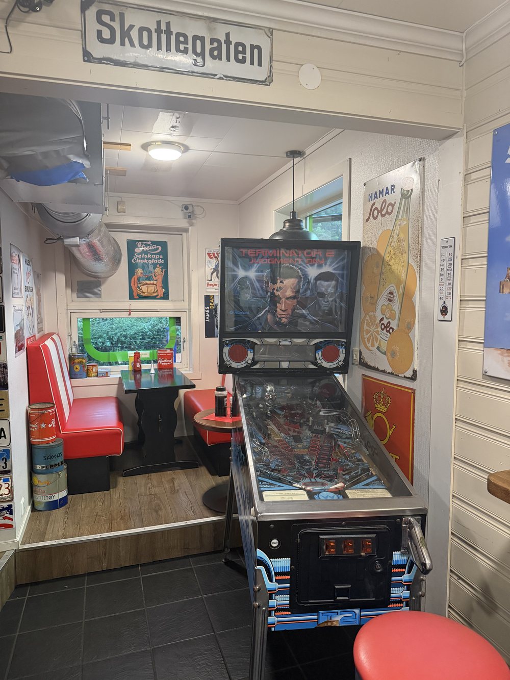 Pinball-hjørnet Skottegaten med raude benker