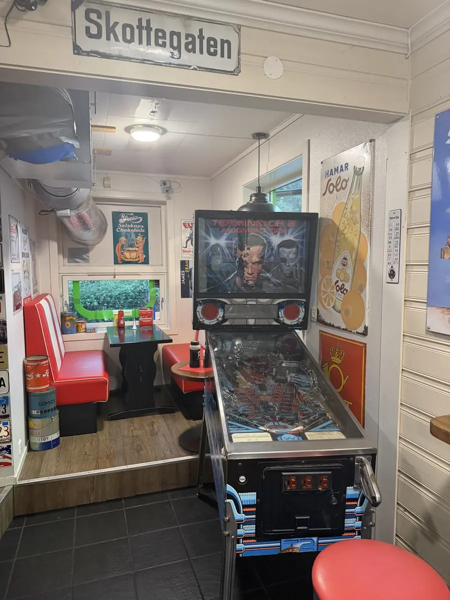 Pinball-hjørnet Skottegaten med raude benker