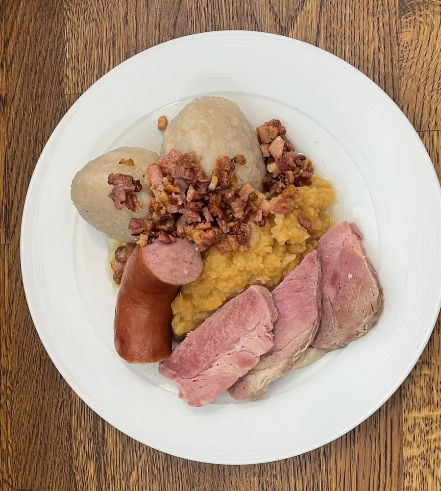 Raspetallerken med spekemat, pølse og kålrabistappe