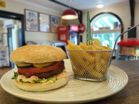 Vegetarburger med pommes